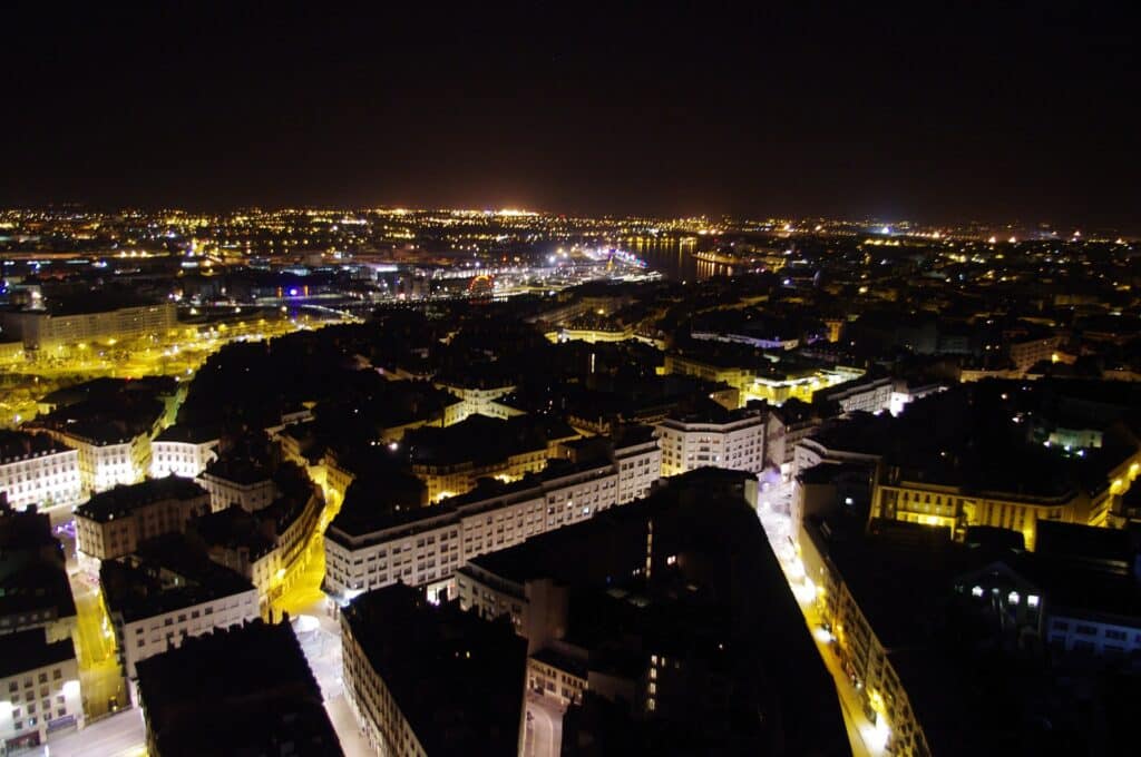 vue aérienne et de nuit de Nantes