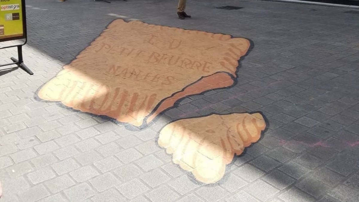 Biscuit Lu dessiné dans un rue piétonne de Nantes