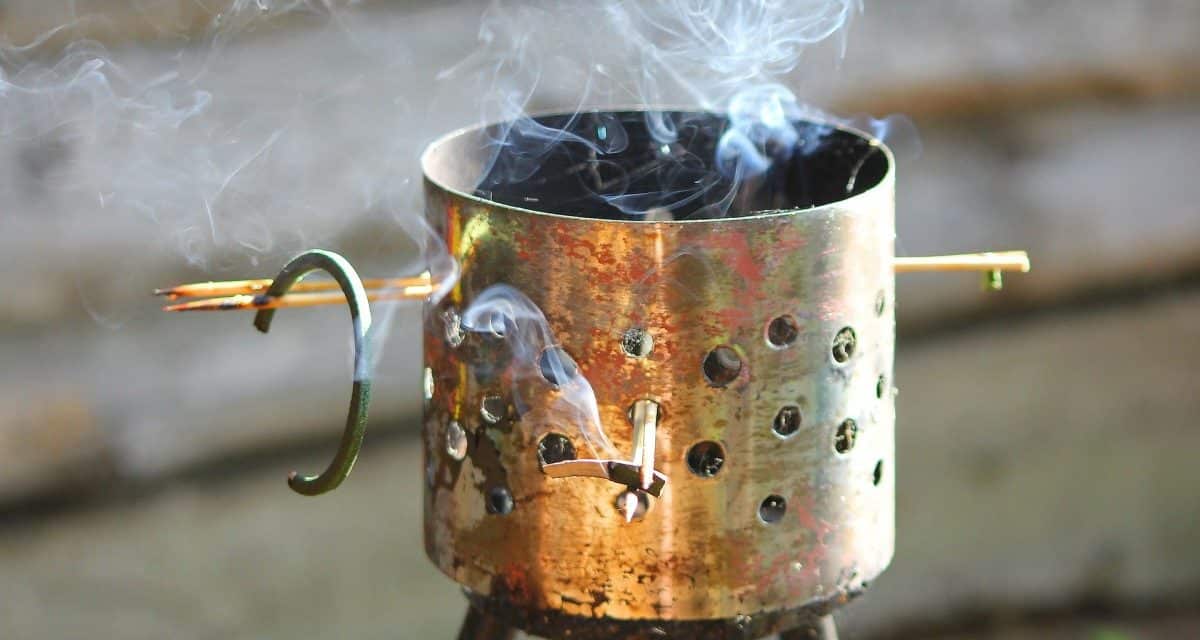 fumée de bois dans un récipient en fer