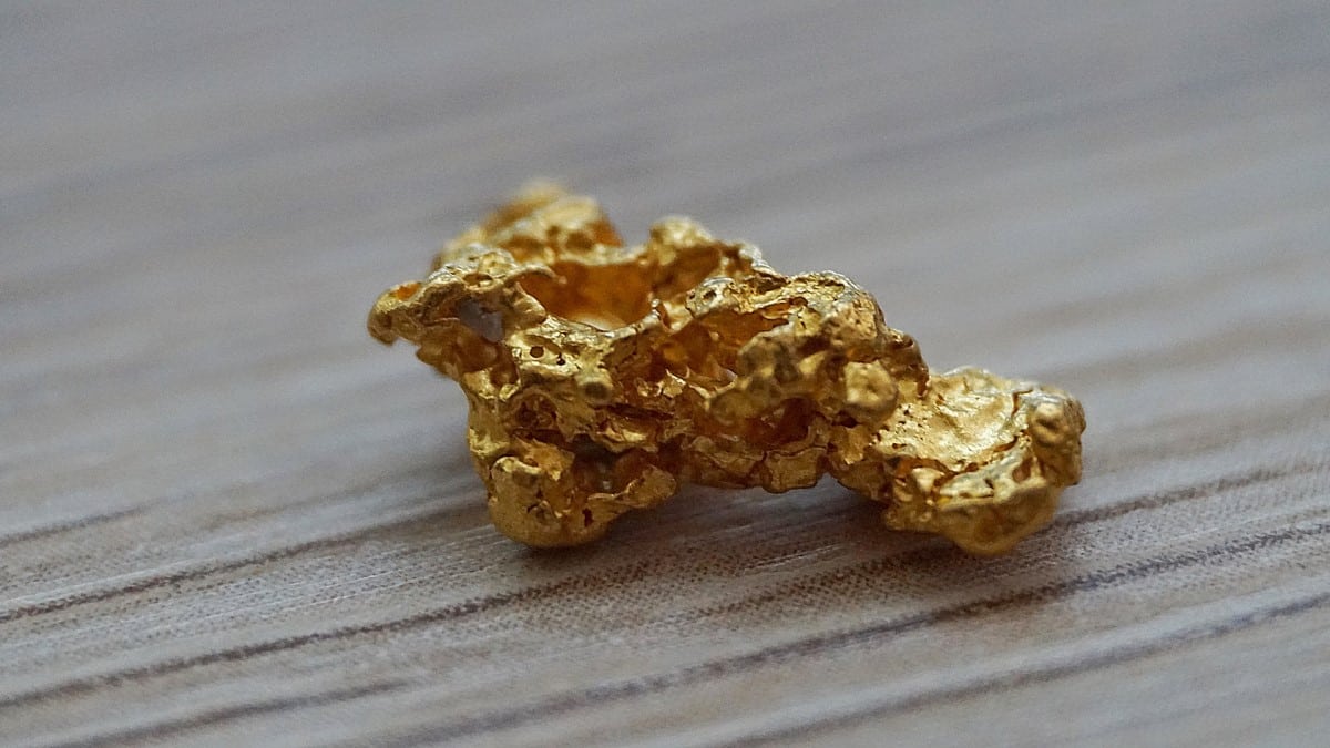 une pépite d'or sur une table