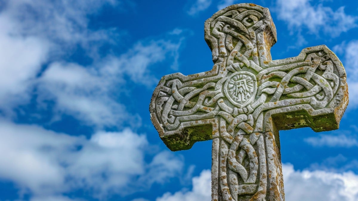 Croix sculptée Bretagne