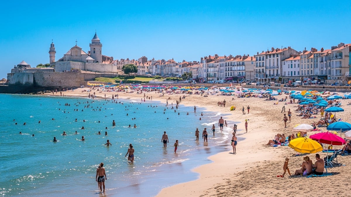 Vacanciers sur une plage ensoleillée