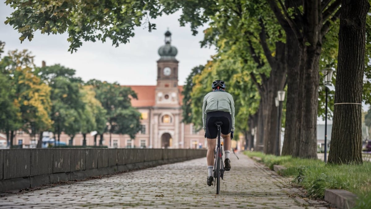 Cycliste sur rue pavée