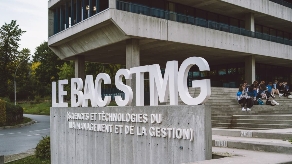 Enseigne Bac STMG extérieur