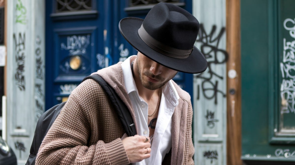 Homme avec chapeau noir