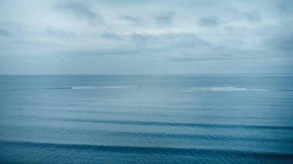 Mer calme sous ciel couvert