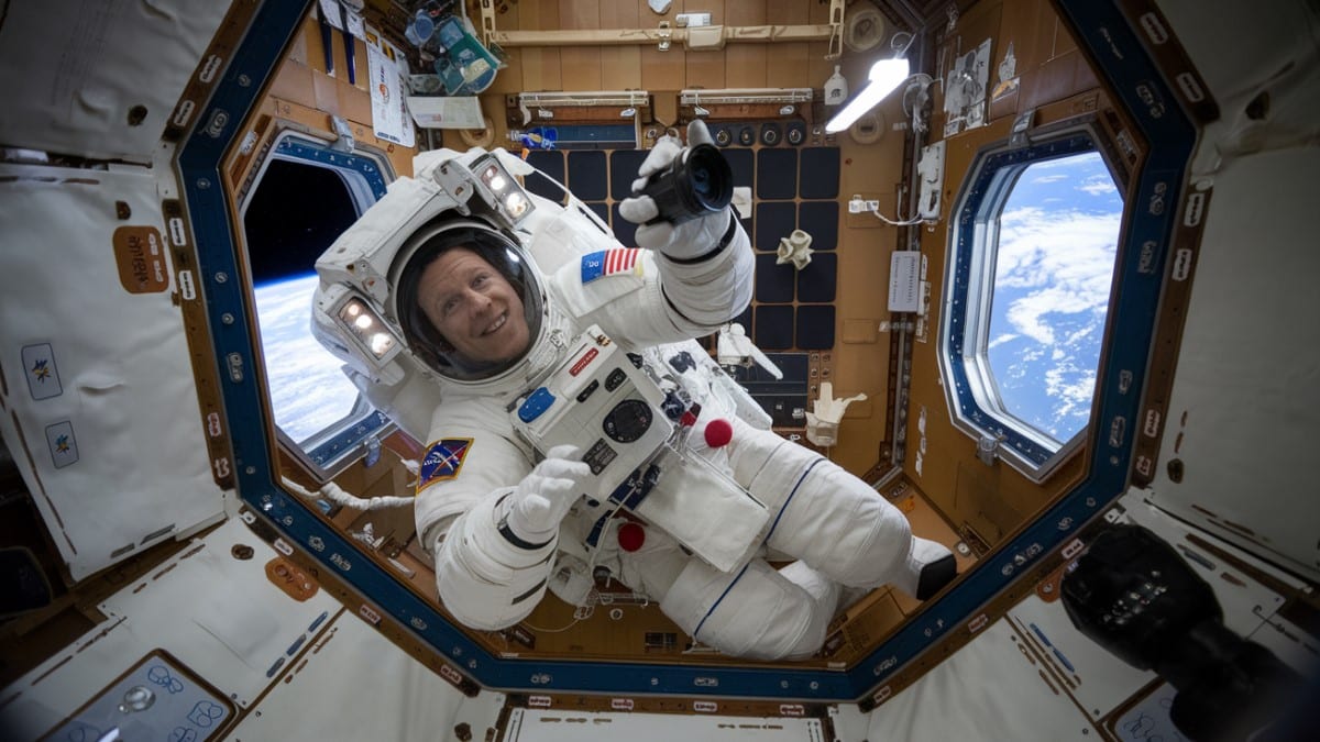 Astronaute dans une station spatiale