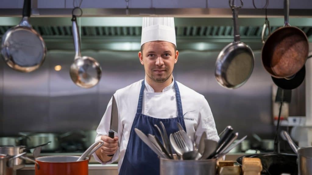 Chef cuisinier avec couteau