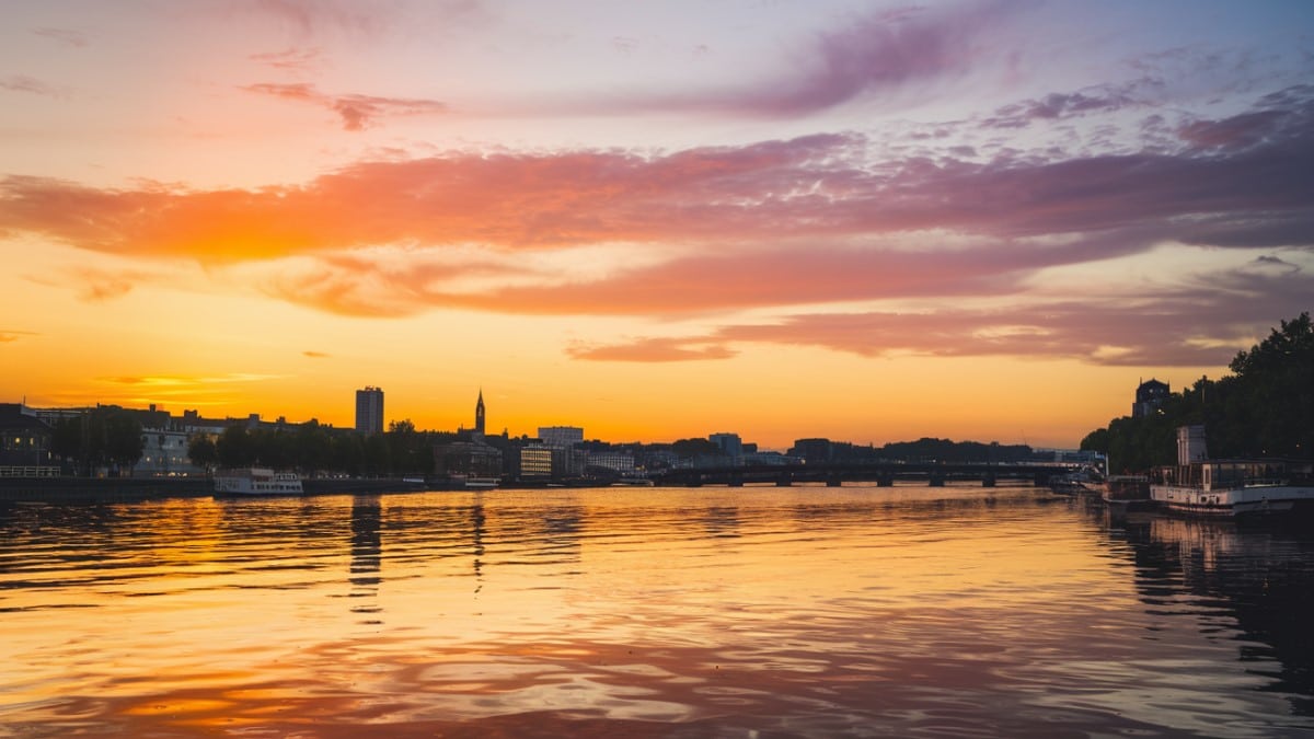 Ville au coucher du soleil