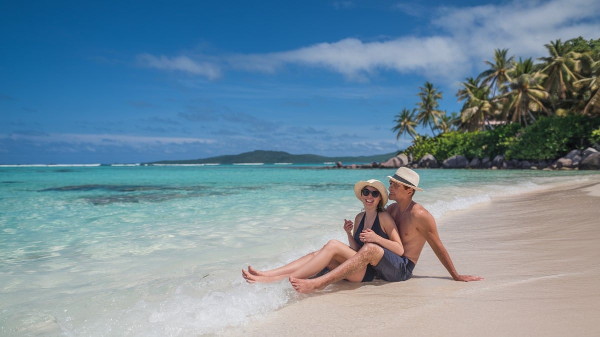 Couple assis plage île