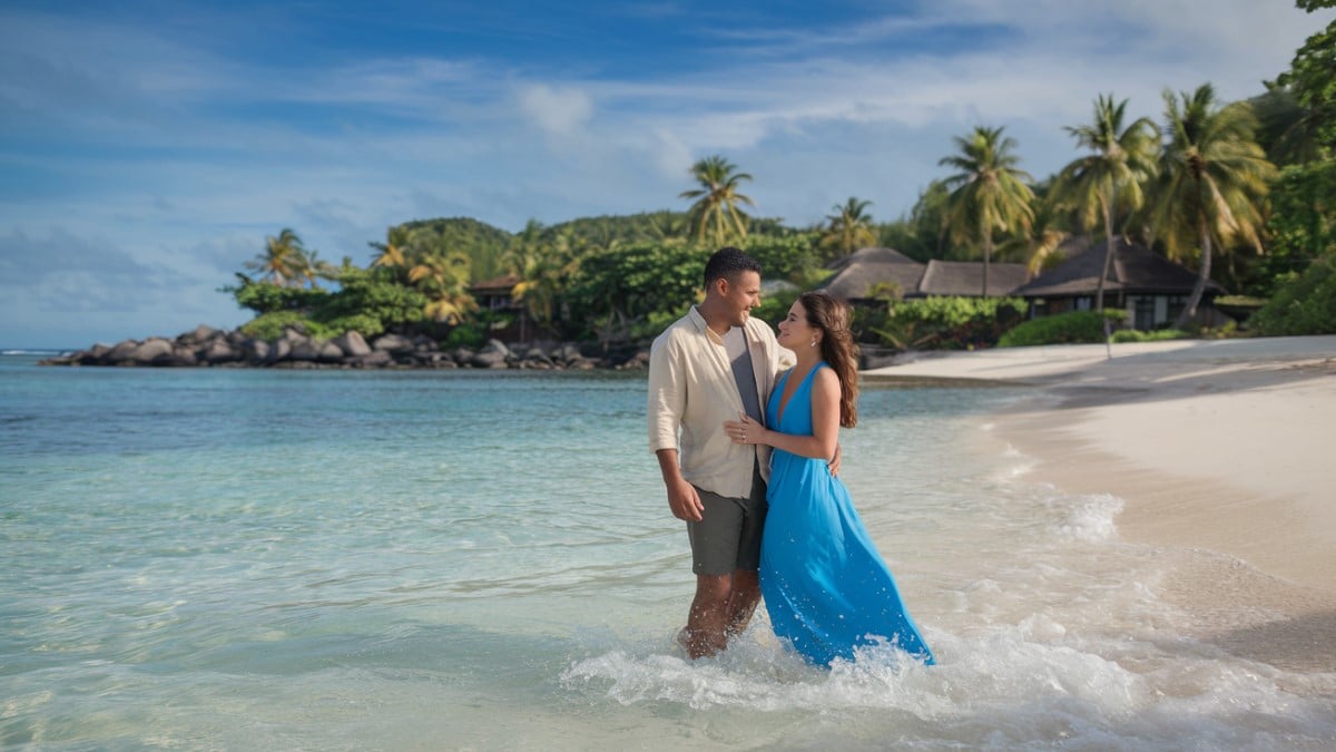 Couple marchant sur la plage