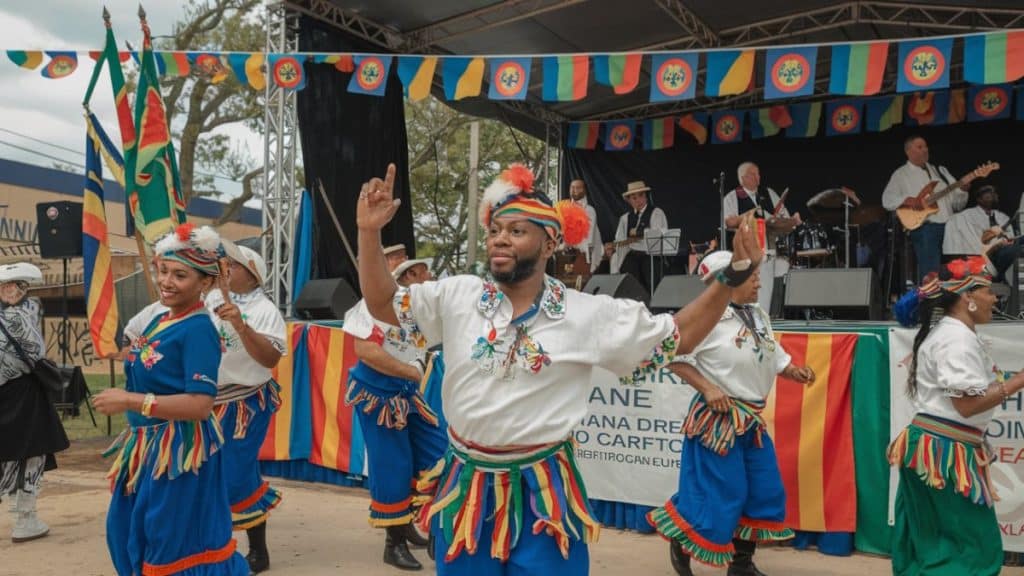 Danseurs en tenues créoles