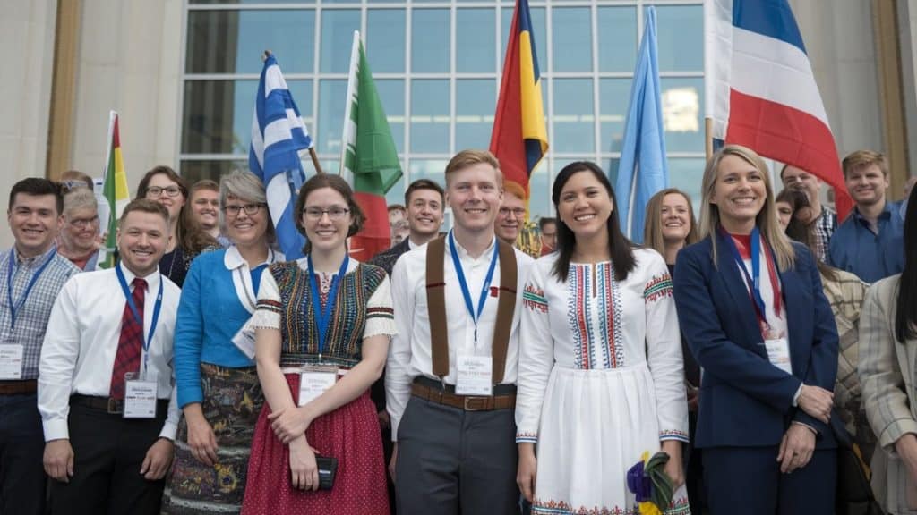 Délégation internationale avec drapeaux