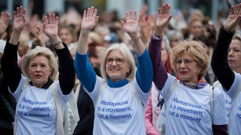 Femmes levant les bras ménopause