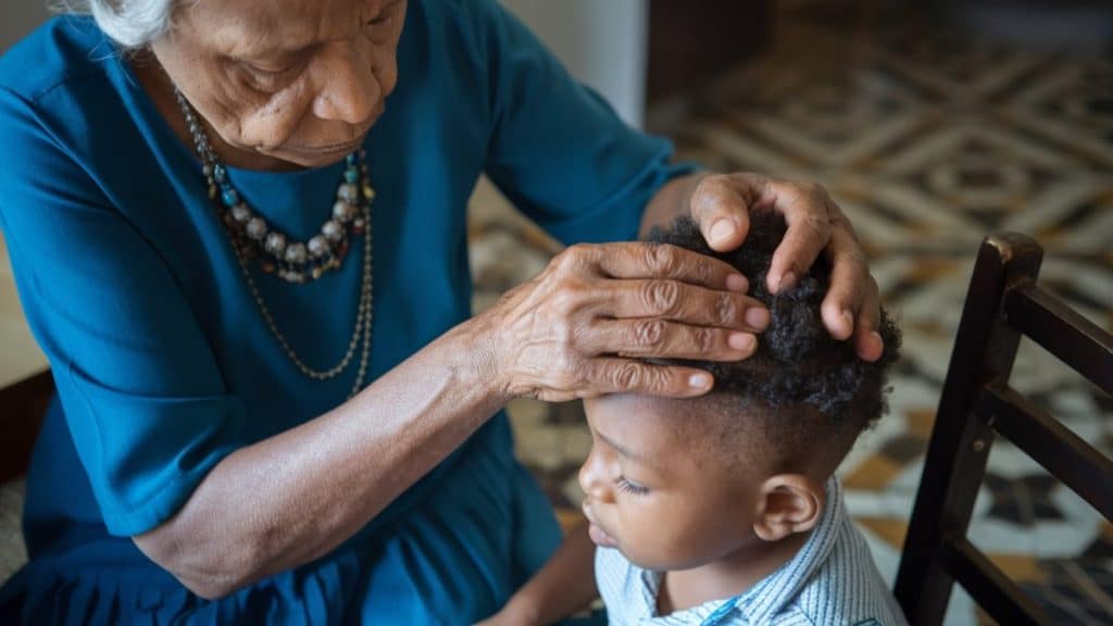 Grand-mère et petit-fils partageant un moment