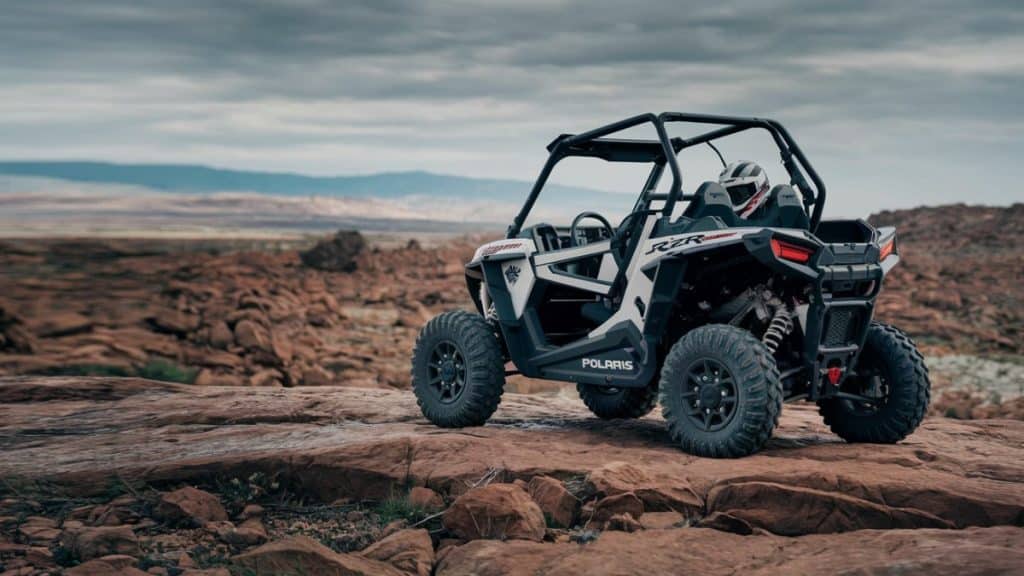 Polaris RZR sur rochers