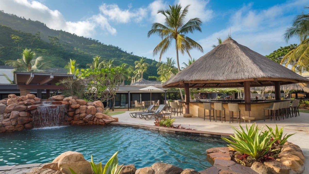 Piscine tropicale avec bar