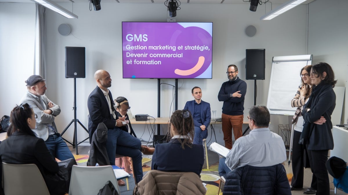 Groupe en formation marketing