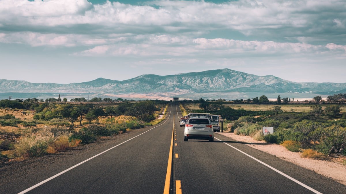 Voiture sur route désertique