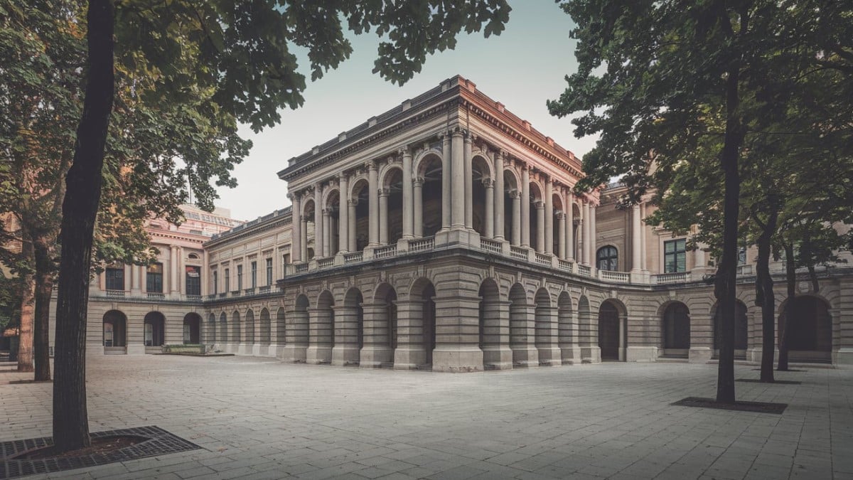 Bâtiment historique avec arcades