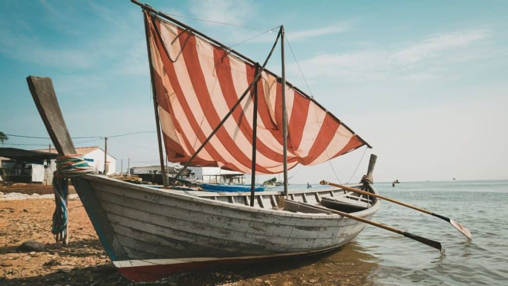 Barque de pêche en bord de mer