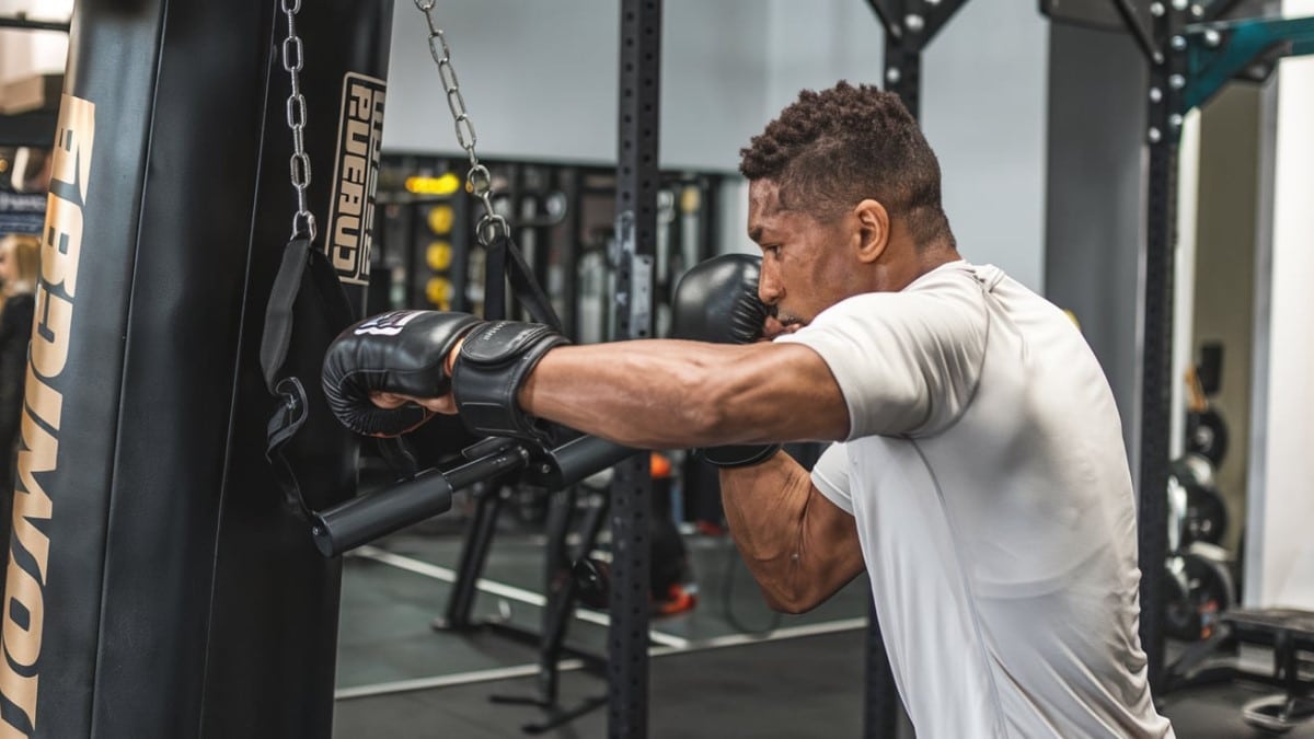 Homme pratiquant la boxe