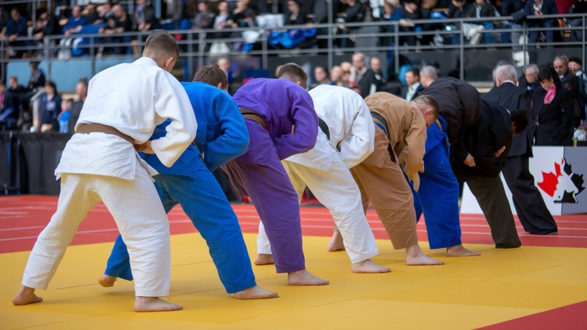 Judokas en salut traditionnel