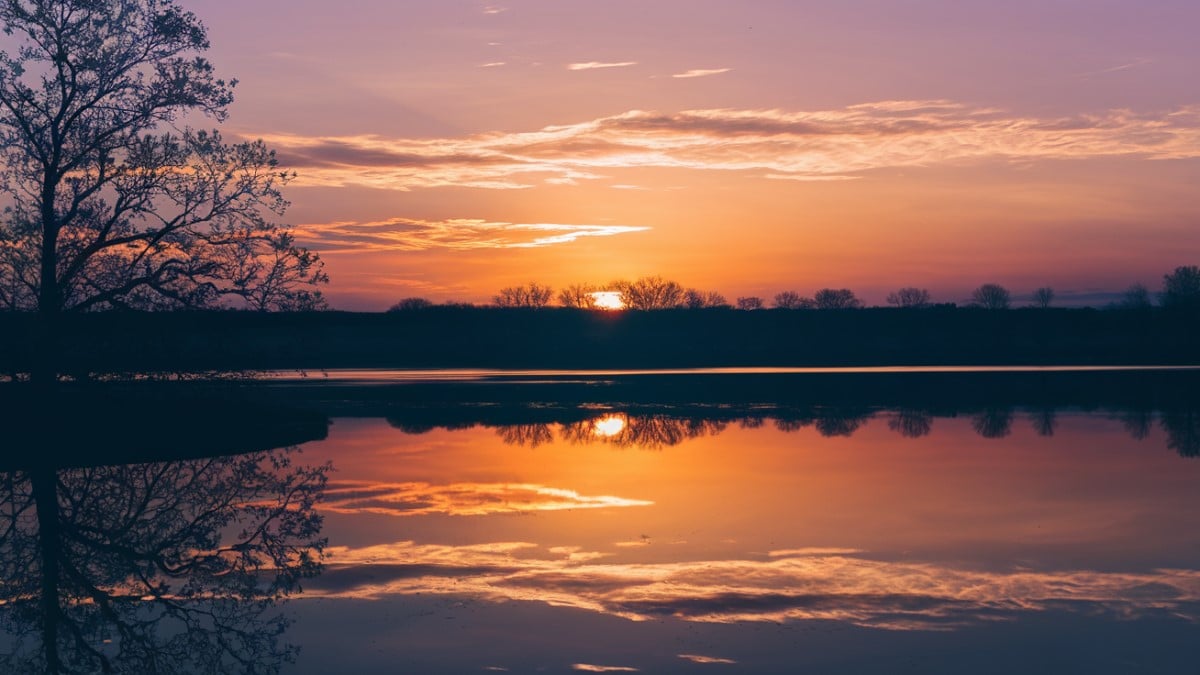 Soleil couchant reflet lac