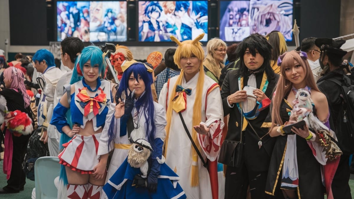 Groupe de cosplayeurs festifs