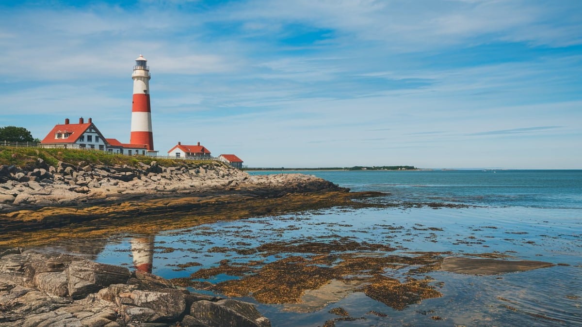 Phare rouge et blanc côtier