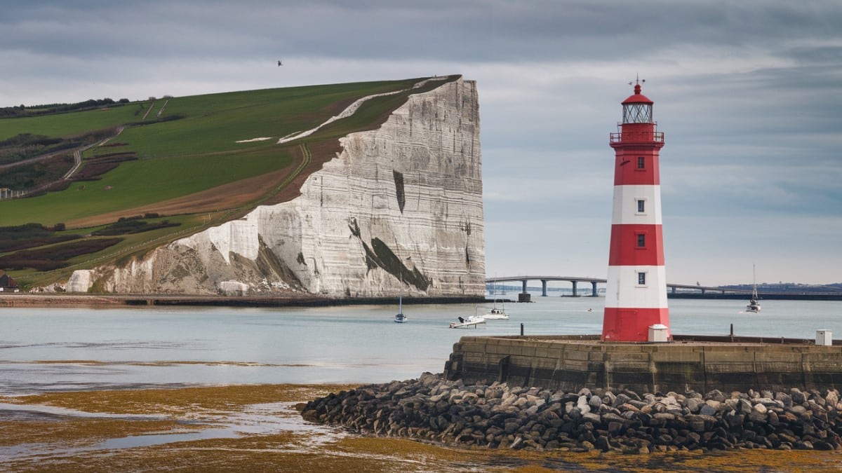 Phare et falaise côtière