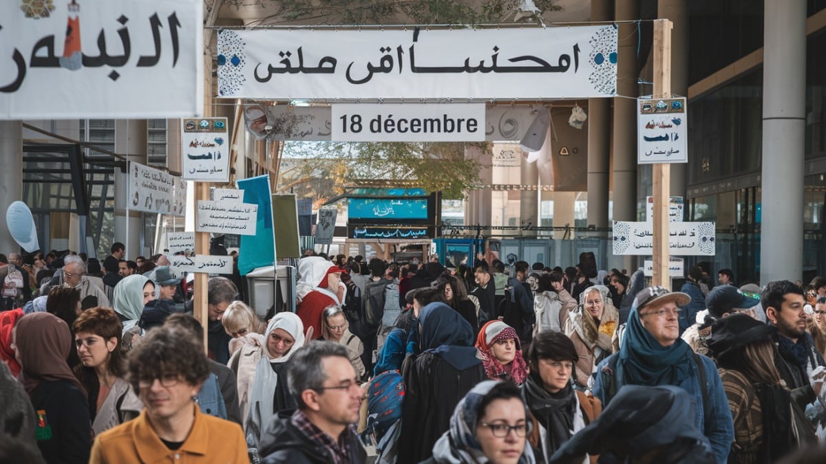 Foule célébrant la migration