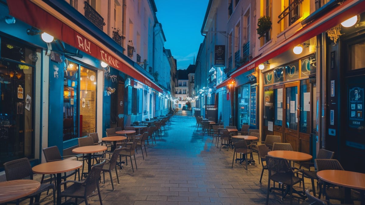 Terrasses de cafés le soir