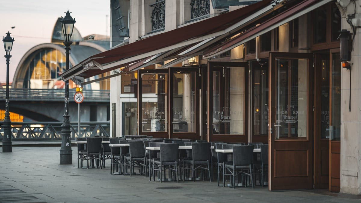 Café terrasse proche d'un pont