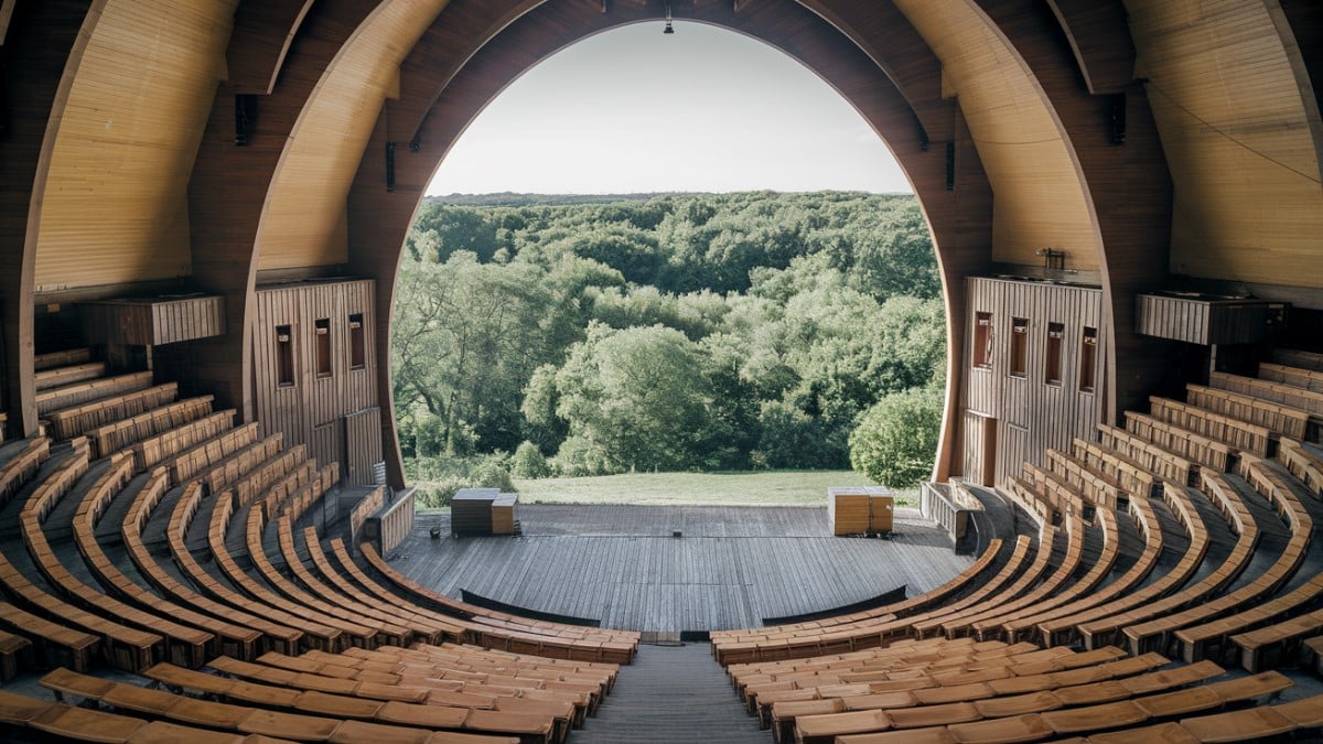 Amphithéâtre ouvert vue forêt