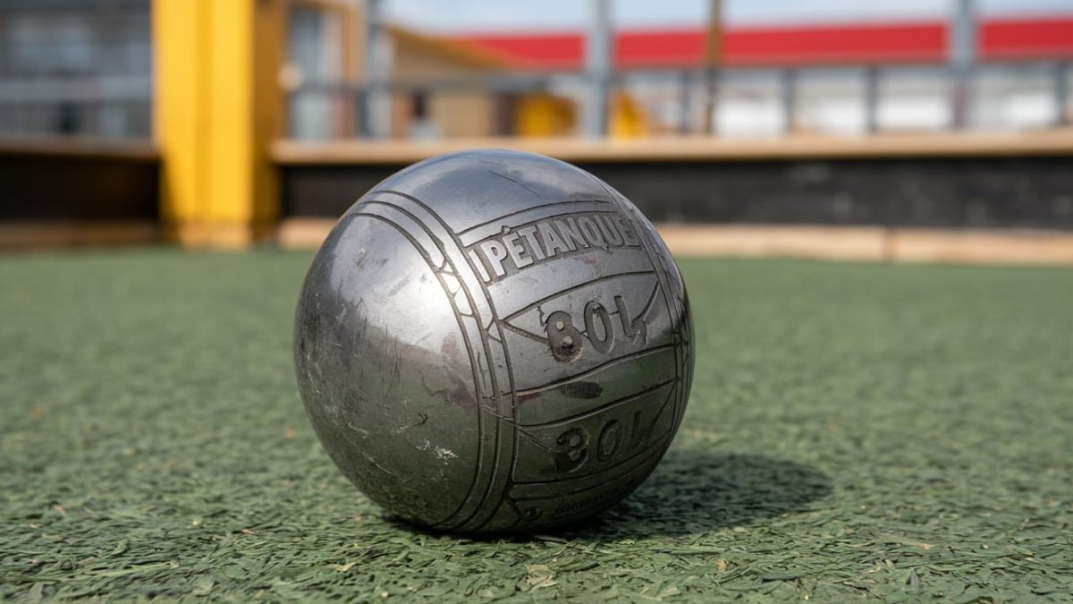 boule pétanque terrain ensoleillé