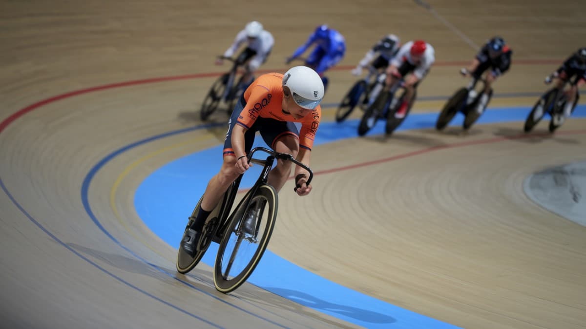 cycliste en action vélodrome