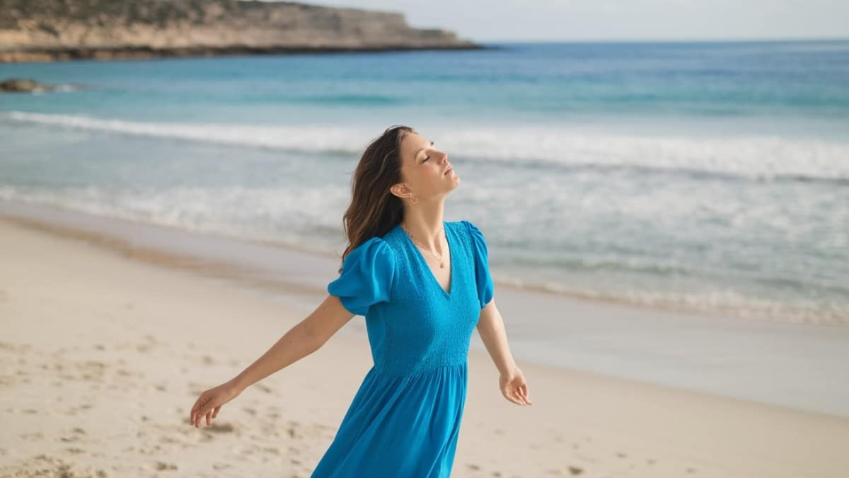 Femme en robe sur plage