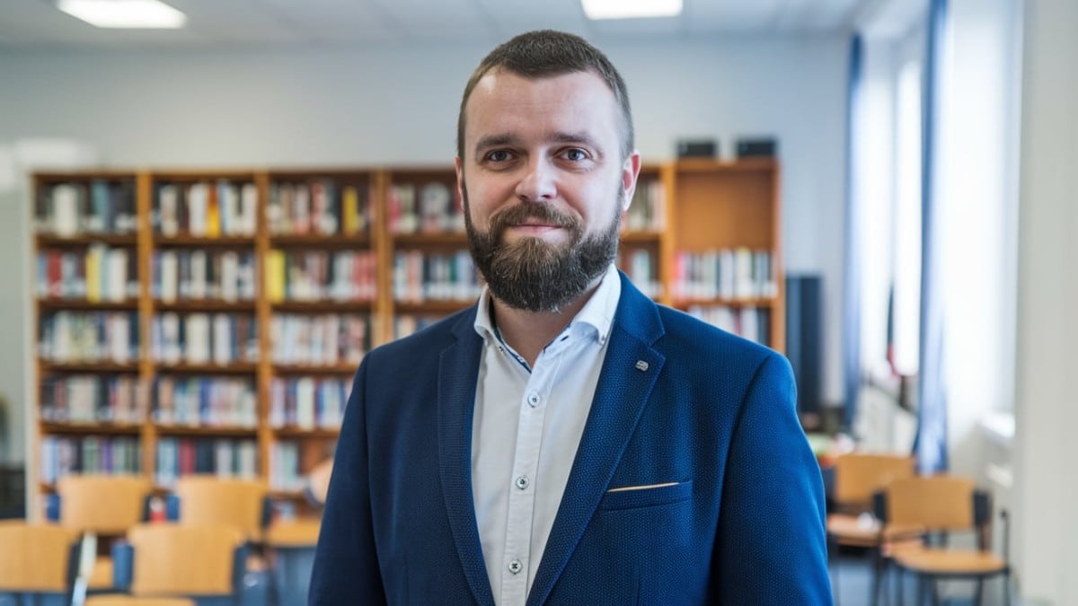 Homme dans une bibliothèque