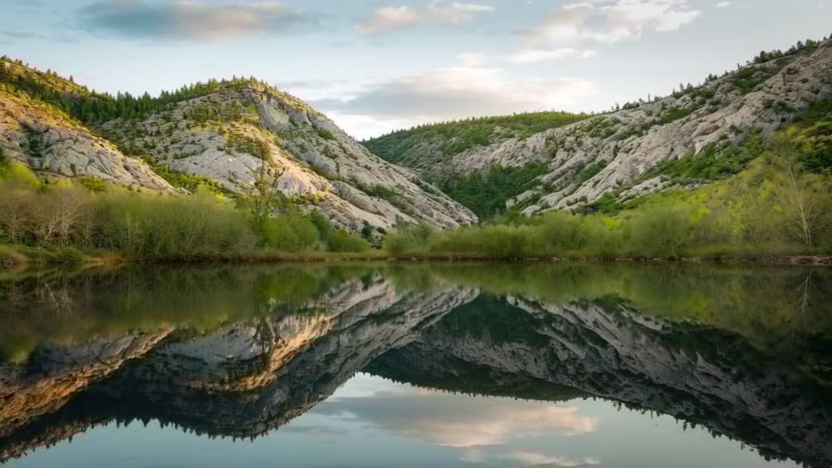 Lac calme et montagnes verdoyantes