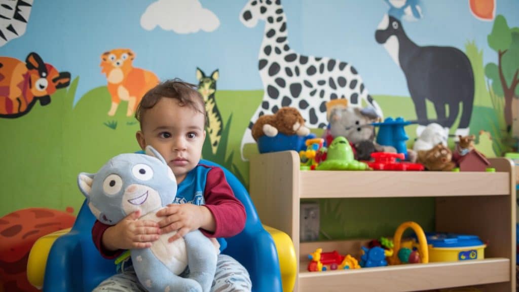 Enfant jouant en crèche