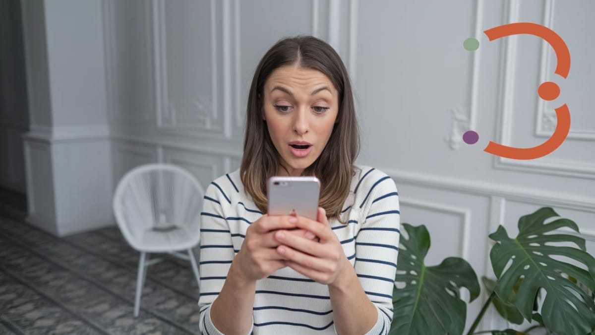 Femme surprise devant son téléphone