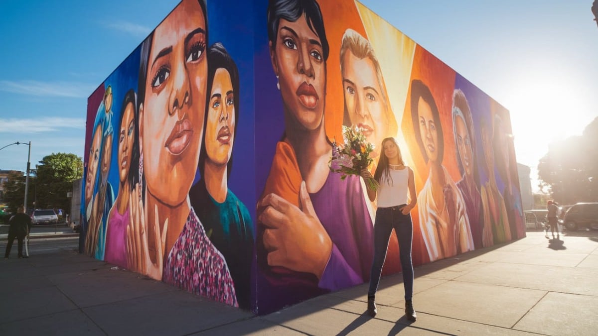 Femme devant une fresque murale